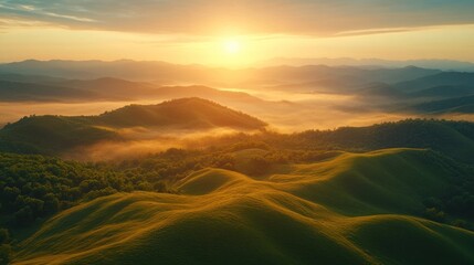 Obraz premium Golden Sunrise over Misty Mountains: A Breathtaking Aerial View