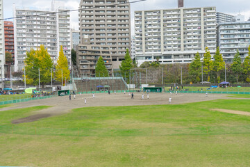Fototapeta premium Baseball boy against the backdrop of the city