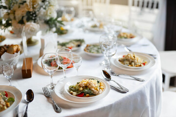 set table at a banquet in a restaurant	
