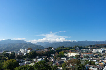 Town and distant mountain scenery under blue sky and white clouds