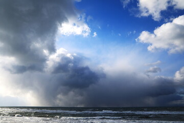 雪雲に覆われる前に僅かに残る青空と白波寄せる日本海