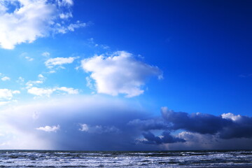 澄んだ青空と接近する雪雲に心躍る冬の日本海