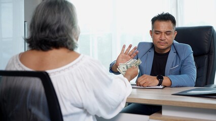Businessman refuses to accept bribe from female client in contracting