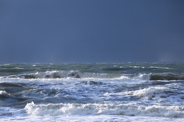 太陽の光を受けて躍動する日本海の荒波