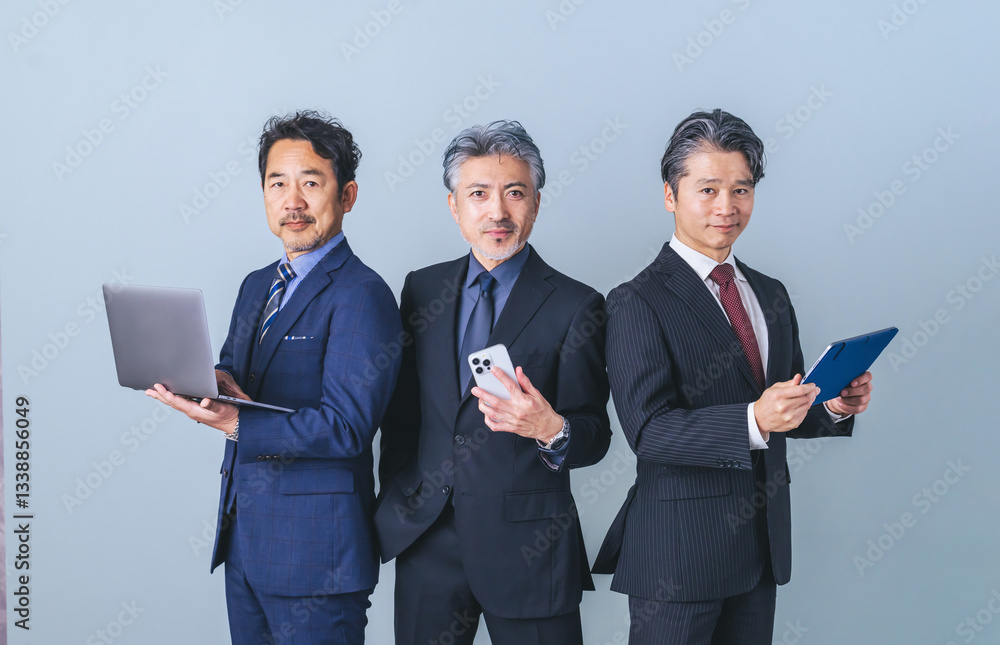 Aufkleber 様々なデジタルデバイスを持つミドルエイジ男性ビジネスパーソンのグループ