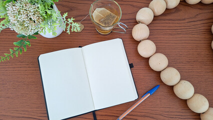 Caderno com papel em branco, caneta e chá
