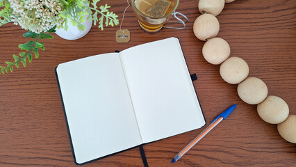 Caderno com papel em branco, caneta e chá