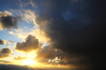 美しい夕日の光芒と夕焼け雲