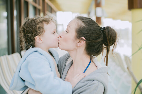 Mutter mit Tochter, 2 Jahre, in der Therme