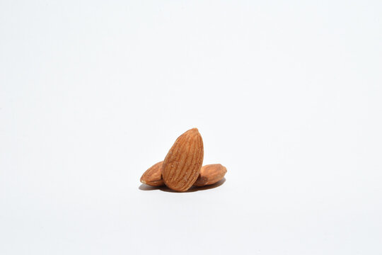 almendra pelada cruda en un fondo blanco.