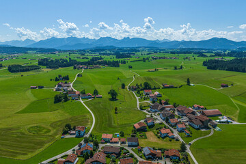 Fototapeta premium Sommer im Allgäuer Alpenvoralnd rund um die Ortschaft Lengenwang