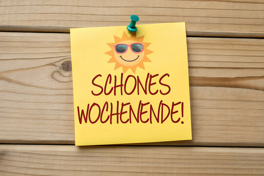 Schoenes wochenende Notizzettel mit lachender Sonne auf Holzuntergrund gepinnt
