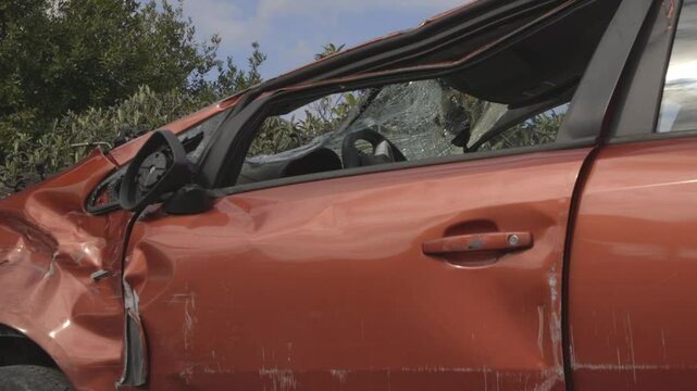 automobile rotta dopo un incidente, pronta ad essere demolita