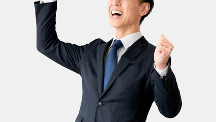 ガッツポーズで喜ぶ笑顔の男性ビジネスマン