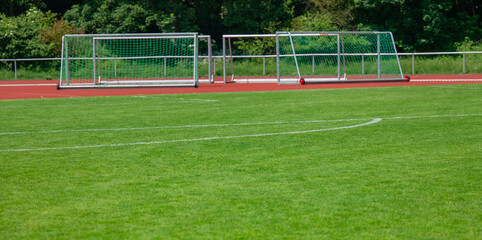 Fußballtor auf einem Rasensportplatz