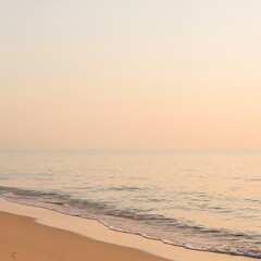 Obraz premium Beach background. Gentle waves on a sandy beach at sunset.