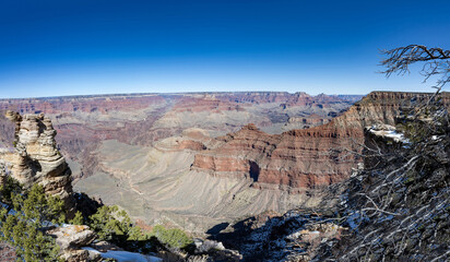 Das Bild f&auml;ngt die atemberaubende Sch&ouml;nheit des Grand Canyon Nationalparks mit seinen majest&auml;tischen Felsformationen und dem atemberaubenden Blick auf die T&auml;ler ein. 
