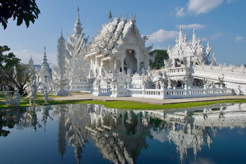 Fototapeta premium Reflection of the White Temple on the pool in Chiang Rai, Thailand