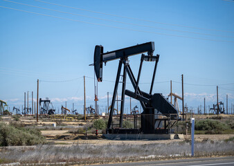 Luftaufnahme einer &Ouml;lplattform vor einer W&uuml;stenlandschaft unter strahlend blauem Himmel