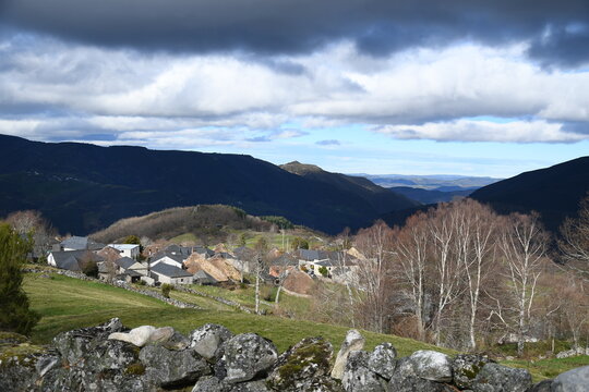 Pueblo de Piornedo entre monta&ntilde;as, Lugo, Galicia, Spain