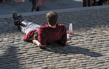 Liegender Jugentlicher entspannt sich - obrazy, fototapety, plakaty