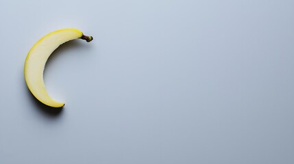 Naklejka premium Sliced Banana on a Light Gray Background Highlighting Freshness and Natural Colors