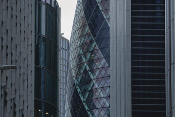 Obraz premium La arquitectura moderna y contemporanea de Londres, con líneas, detalles, geometría, y repeticiones, en tonos fríos