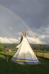 Tipi mit Regenbogen, Indianerzelt im Hochwald in Rheinland-Pfalz © Herbert