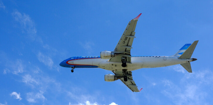 Aerolineas Argentinas Boeing 737 800 approaching Buenos Aires suburbs, Argentina	

