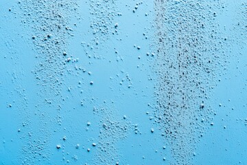 青い表面に見られる凹凸と水滴の詳細な観察が印象的なビジュアル