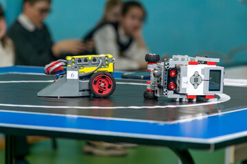 Yellow robot flips white robot in intellectual sumo