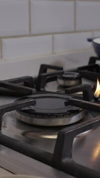 Encendiendo la hornalla con un f&oacute;sforo. Footage de cocina, encender hornalla, cocina casera 