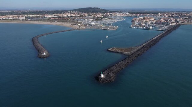 L'entr&eacute;e du port du Cap d'Agde