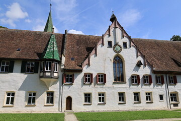 Blick auf Kloster Blaubeuren im Zentrum der Stadt Blaubeuren in Baden-Württemberg	
