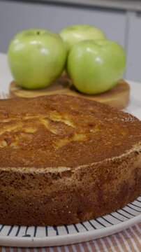 Tarta de manzana casera. Receta de torta de manzana f&aacute;cil y deliciosa. Footage de cocina, tarta, postre 