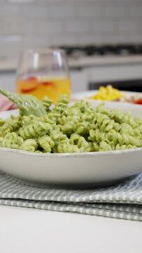 Pasta tirabuz&oacute;n con salsa de palta cremosa. Receta saludable y deliciosa. Footage de cocina, pasta, salsa de palta 