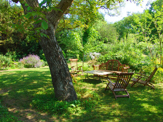 Giardino fiorito, panchine