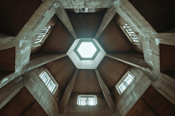 Obraz premium There is a circular building with a skylight in the middle