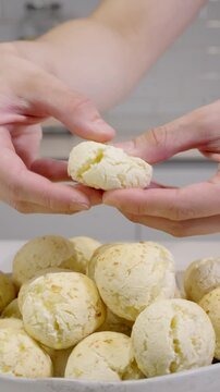 Sirviendo y cortando chipa casera. Deliciosa receta tradicional. Footage de cocina, chipa, comida tradicional 