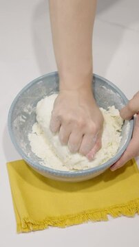Amasando masa en un bol. Preparaci&oacute;n casera para pan o pizza. Footage de cocina, masa, cocina casera 