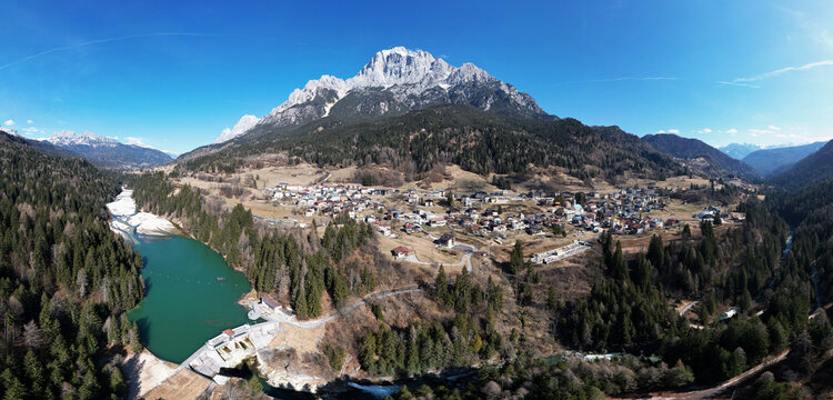 Vodo di Cadore mit Monte Antelao (3263m) und Lago di Cadore im Cadore Tal, Provinz Belluno, Italien