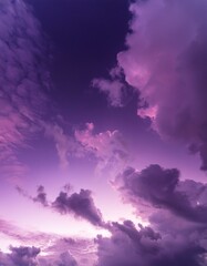 Obraz premium 藤色に包まれた空、夕暮れ時にふわっと漂う雲が幻想的な春の風景を描くテクスチャ 