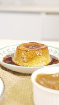 Sirviendo un flan. Placer dulce, presentaci&oacute;n de postre. Footage de postres, flan, cocina casera 