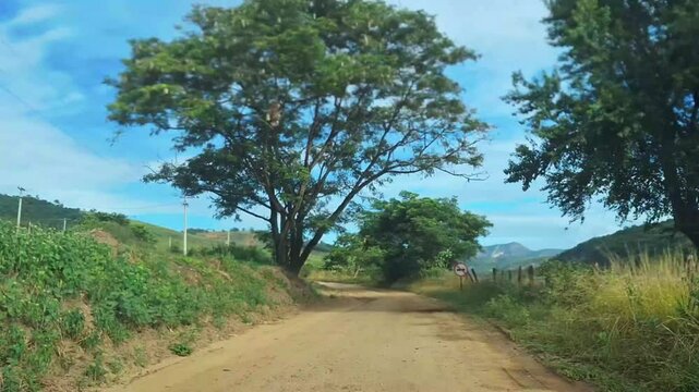 time lapse dirigindo por estrada rural na cidade de Resplendor, Estado de Minas Gerais, 