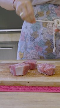 Salando un pedazo de carne. Preparaci&oacute;n de carne, cocina b&aacute;sica, comida casera