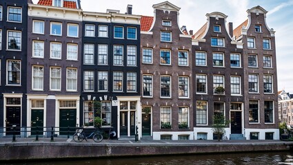 Obraz premium Elegant buildings front canals in the heart of Amsterdam's charm.