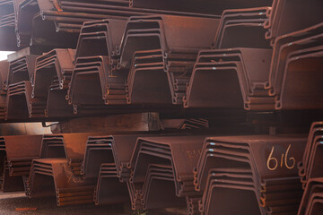 Depozit metalic deschis cu profil metalic curbat. © Сергей Жмурчак