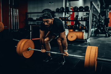 Hombre de 30 años haciendo ejercicio en un gimnasio de Bogotá, Colombia 