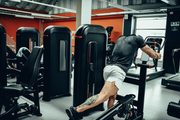 Hombre de 30 años haciendo ejercicio en un gimnasio de Bogotá, Colombia 
