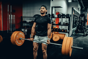 Hombre de 30 años haciendo ejercicio en un gimnasio de Bogotá, Colombia 